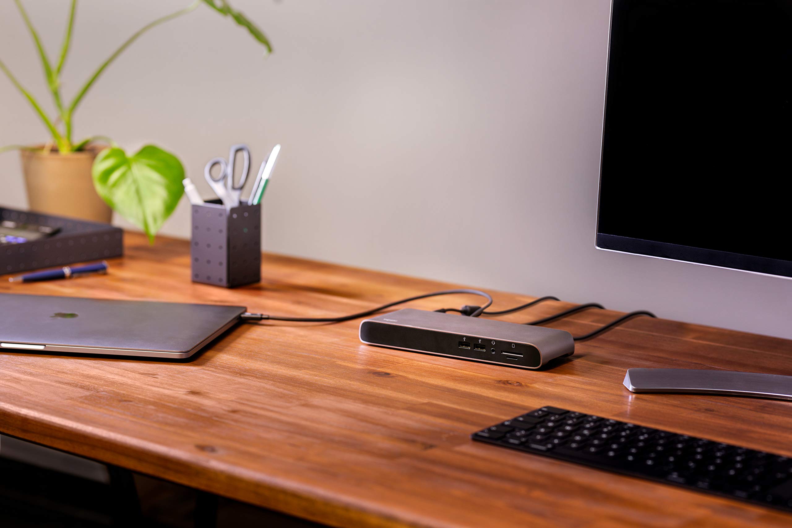 Elgato Thunderbolt 3 Pro Dock – With 50 cm Thunderbolt cable, 40Gb/s, dual 4K support, 2x Thunderbolt 3 (USB- C), 4x USB 3.0,SD/Micro SD Card Reader, Audio I/O, Gigabit Ethernet, aluminum chassis.